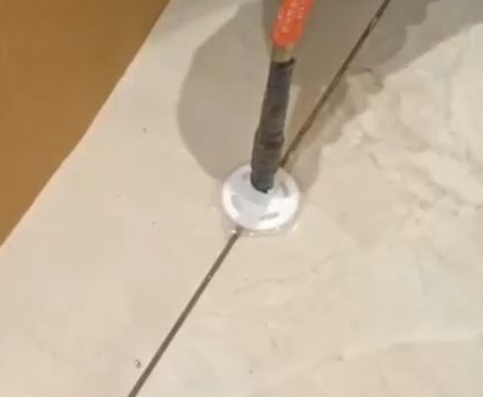 宁强瓷砖空鼓维修公司专业解答瓷砖在铺贴过程中，如果没有涂抹均匀到位的粘结材料（如水泥砂浆或瓷砖胶），可能会导致以下问题