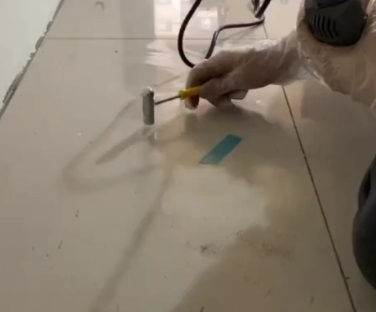宁强瓷砖开裂维修公司专业分享瓷砖在铺贴前如果没有沥干水分，将会导致以下问题