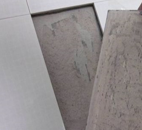 宁强瓷砖空鼓维修公司分享瓷砖铺贴时如果打浆（即涂抹在瓷砖背面和基层上的砂浆或瓷砖胶）过少，会带来以下问题